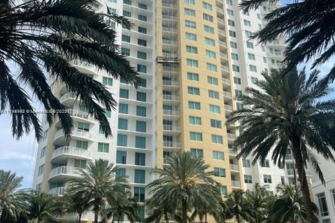 Condominio en venta en Hallandale Beach, Florida, 2 dormitorios, 117.99 m2 № 1934173 - foto 7