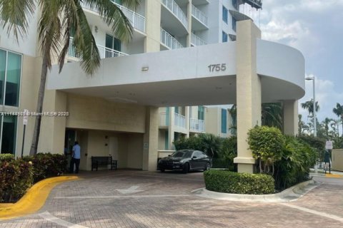 Condominio en venta en Hallandale Beach, Florida, 2 dormitorios, 117.99 m2 № 1934173 - foto 3