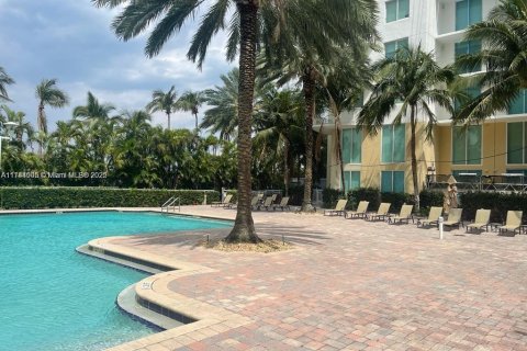 Condominio en venta en Hallandale Beach, Florida, 2 dormitorios, 117.99 m2 № 1934173 - foto 1