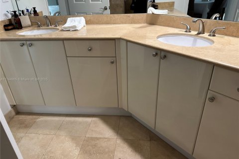 Condominio en venta en Hallandale Beach, Florida, 2 dormitorios, 117.99 m2 № 1934173 - foto 24