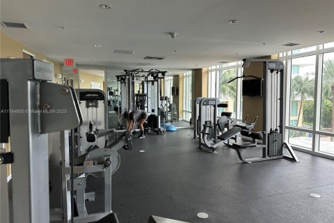 Condominio en venta en Hallandale Beach, Florida, 2 dormitorios, 117.99 m2 № 1934173 - foto 13