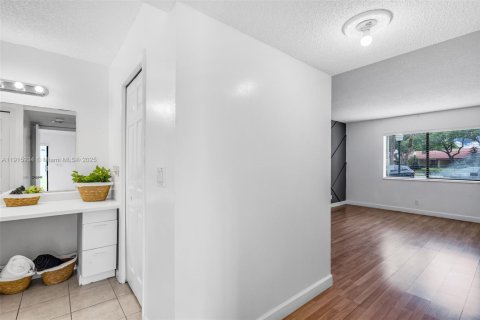 Condo in Weston, Florida, 2 bedrooms  № 1971724 - photo 14