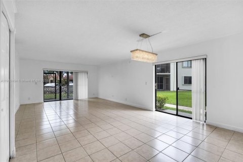Condo in Weston, Florida, 2 bedrooms  № 1971724 - photo 9