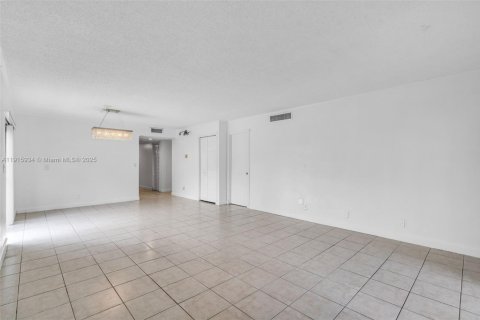 Condo in Weston, Florida, 2 bedrooms  № 1971724 - photo 13