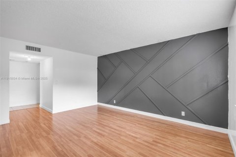 Condo in Weston, Florida, 2 bedrooms  № 1971724 - photo 16