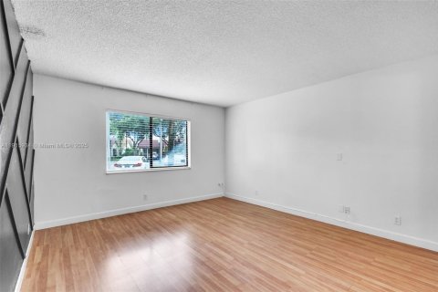 Condo in Weston, Florida, 2 bedrooms  № 1971724 - photo 17