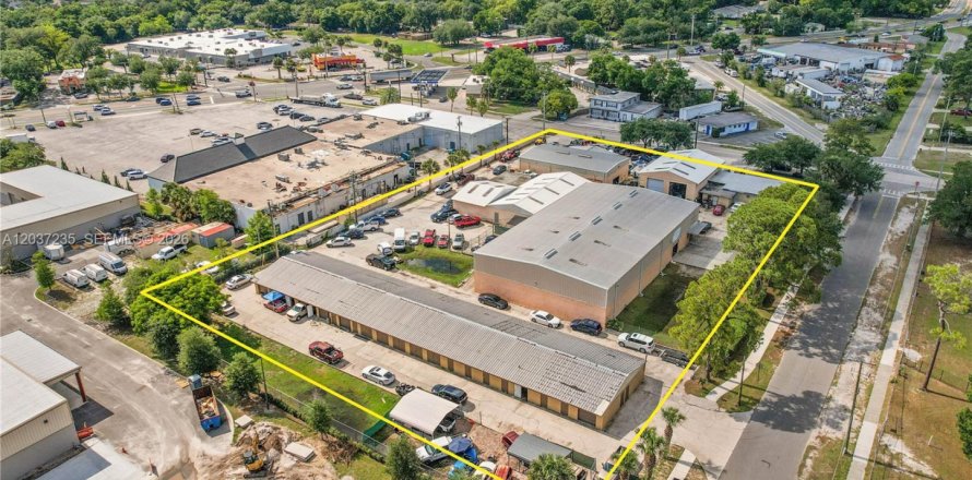 Propiedad comercial en Sanford, Florida № 2154095