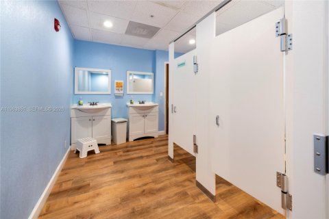 Купить коммерческую недвижимость в Тамарак, Флорида № 2025498 - фото 18