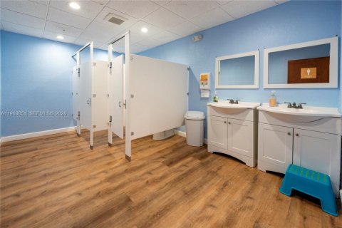 Купить коммерческую недвижимость в Тамарак, Флорида № 2025498 - фото 17