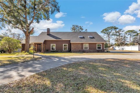 House in Ocala, Florida 4 bedrooms, 388.42 sq.m. № 1556226 - photo 1
