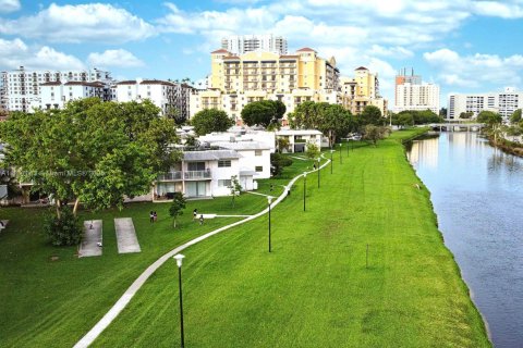 Condominio en venta en Miami, Florida, 1 dormitorio, 65.03 m2 № 2012190 - foto 4