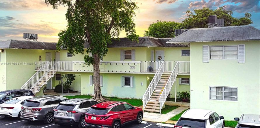 Condominio en Miami, Florida, 1 dormitorio  № 2012190