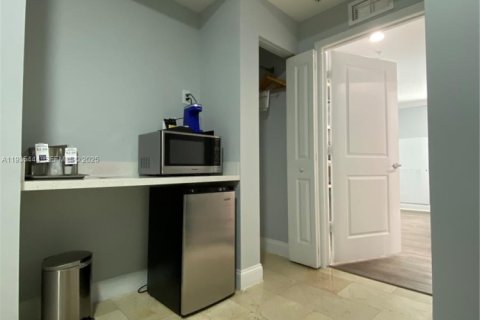 Apartment in Sweetwater, Florida 2 bedrooms № 1994285 - photo 14