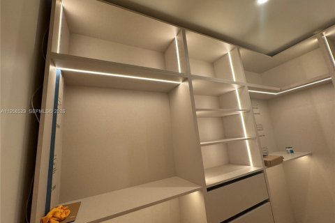 Villa ou maison à vendre à Miami, Floride: 4 chambres, 297.75 m2 № 2017765 - photo 12