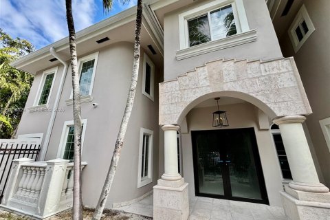 Villa ou maison à vendre à Miami, Floride: 4 chambres, 297.75 m2 № 2017765 - photo 2