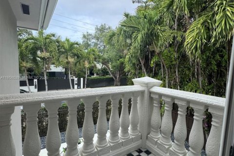 Villa ou maison à vendre à Miami, Floride: 4 chambres, 297.75 m2 № 2017765 - photo 19