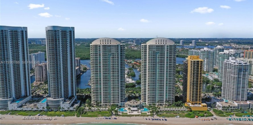 Condo in Sunny Isles Beach, Florida, 3 bedrooms  № 1990441