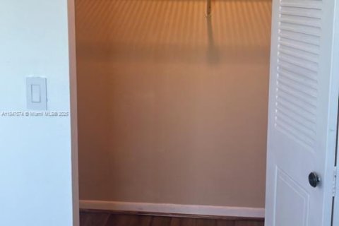Condominio en alquiler en North Lauderdale, Florida, 1 dormitorio, 75.25 m2 № 1847684 - foto 10