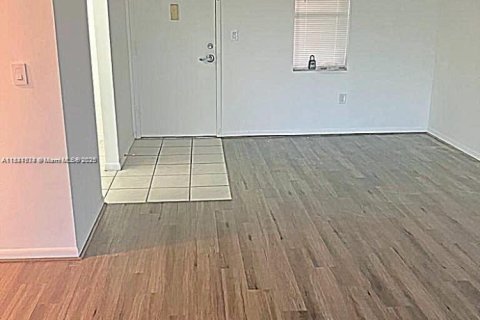 Condominio en alquiler en North Lauderdale, Florida, 1 dormitorio, 75.25 m2 № 1847684 - foto 3