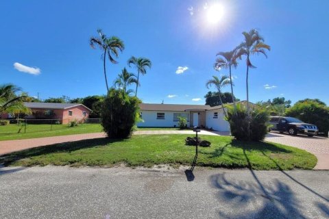 House in West Palm Beach, Florida 4 bedrooms, 187.85 sq.m. № 1142427 - photo 1