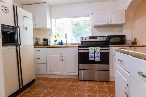 Снять в аренду коммерческую недвижимость в Майами, Флорида 1 спальня, 467.3м2, № 2004955 - фото 4