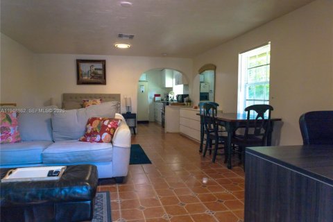 Снять в аренду коммерческую недвижимость в Майами, Флорида 1 спальня, 467.3м2, № 2004955 - фото 2