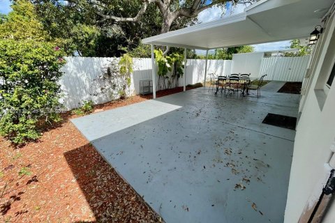 Dúplex en alquiler en Miami, Florida, 3 dormitorios, 211.45 m2 № 2056710 - foto 2