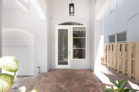 Adosado en venta en Miami, Florida, 3 dormitorios, 212.84 m2 № 1922937 - foto 3