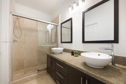 Adosado en venta en Miami, Florida, 3 dormitorios, 212.84 m2 № 1922937 - foto 18