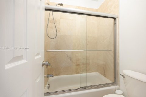 Adosado en venta en Miami, Florida, 3 dormitorios, 212.84 m2 № 1922937 - foto 17