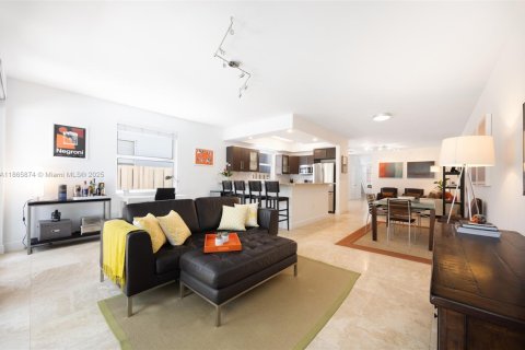 Adosado en venta en Miami, Florida, 3 dormitorios, 212.84 m2 № 1922937 - foto 6