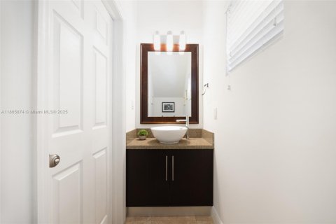 Adosado en venta en Miami, Florida, 3 dormitorios, 212.84 m2 № 1922937 - foto 20