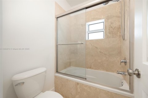 Adosado en venta en Miami, Florida, 3 dormitorios, 212.84 m2 № 1922937 - foto 19