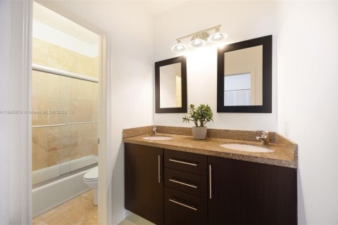 Adosado en venta en Miami, Florida, 3 dormitorios, 212.84 m2 № 1922937 - foto 16
