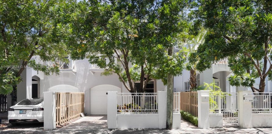 Adosado en Miami, Florida 3 dormitorios, 212.84 m2 № 1922937