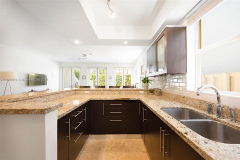 Adosado en venta en Miami, Florida, 3 dormitorios, 212.84 m2 № 1922937 - foto 10