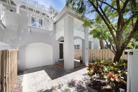 Adosado en venta en Miami, Florida, 3 dormitorios, 212.84 m2 № 1922937 - foto 2