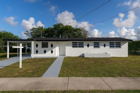 House in Miami Gardens, Florida 3 bedrooms, 120.4 sq.m. № 1802611 - photo 1