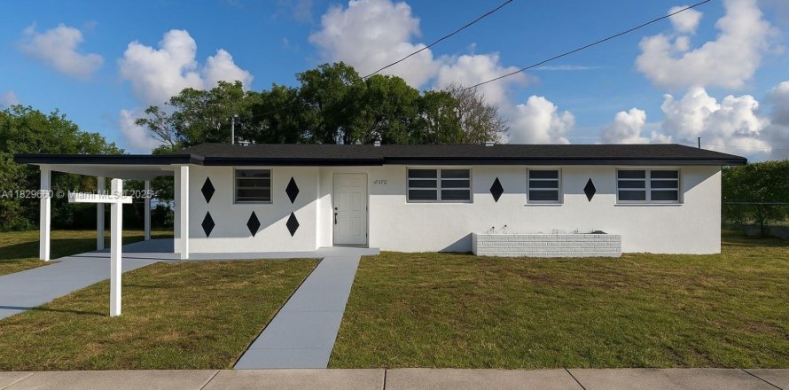 House in Miami Gardens, Florida 3 bedrooms, 120.4 sq.m. № 1802611