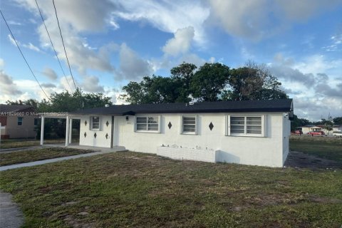 House in Miami Gardens, Florida 3 bedrooms, 120.4 sq.m. № 1802611 - photo 3