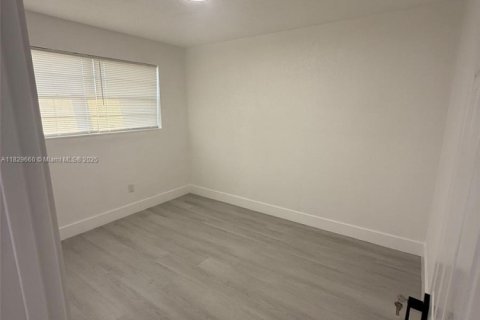 House in Miami Gardens, Florida 3 bedrooms, 120.4 sq.m. № 1802611 - photo 18