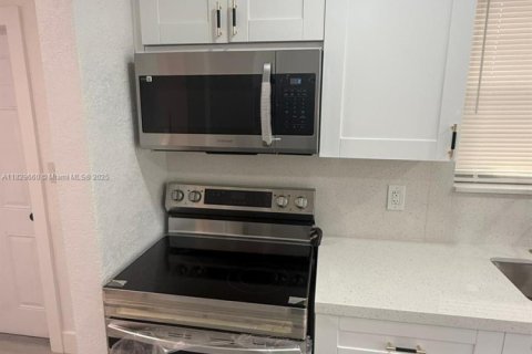 House in Miami Gardens, Florida 3 bedrooms, 120.4 sq.m. № 1802611 - photo 10