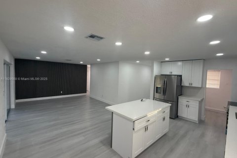 House in Miami Gardens, Florida 3 bedrooms, 120.4 sq.m. № 1802611 - photo 13
