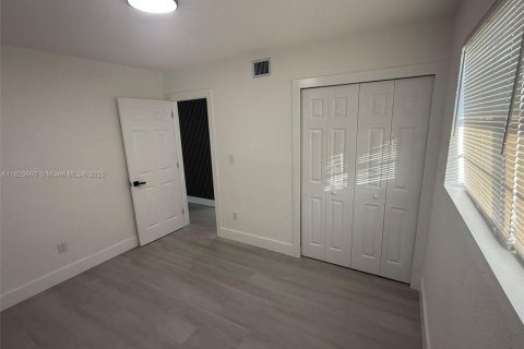 House in Miami Gardens, Florida 3 bedrooms, 120.4 sq.m. № 1802611 - photo 19