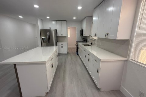 House in Miami Gardens, Florida 3 bedrooms, 120.4 sq.m. № 1802611 - photo 9