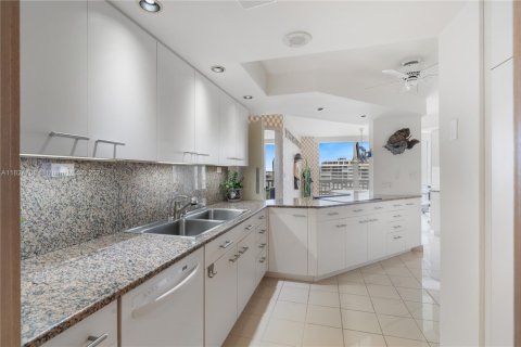 Condo in Fort Lauderdale, Florida, 6 bedrooms  № 1839442 - photo 17