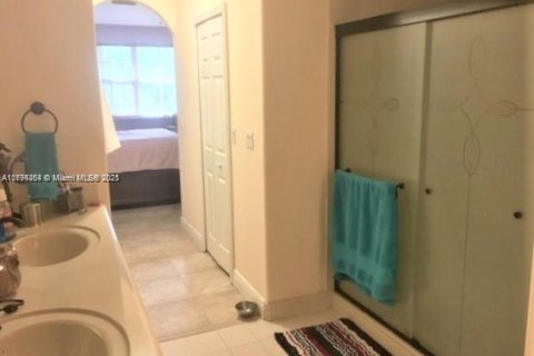 House in Doral, Florida 3 bedrooms, 186.45 sq.m. № 1938430 - photo 14