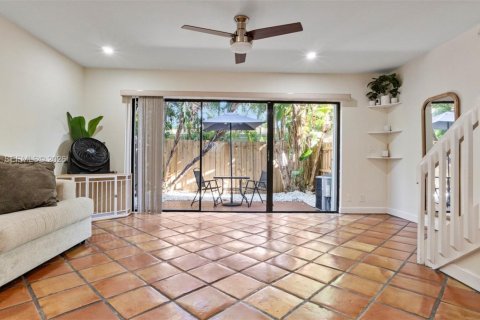 Townhouse in Fort Lauderdale, Florida 2 bedrooms, 116.78 sq.m. № 2085775 - photo 2