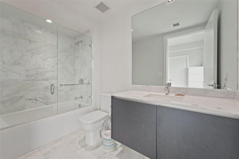 Купить кондоминиум в Майами, Флорида 2 спальни, 151.8м2, № 1975287 - фото 13