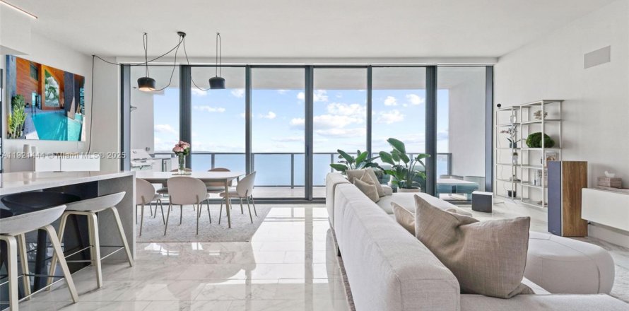Кондоминиум с 2 спальнями в Майами, Флорида № 1975287